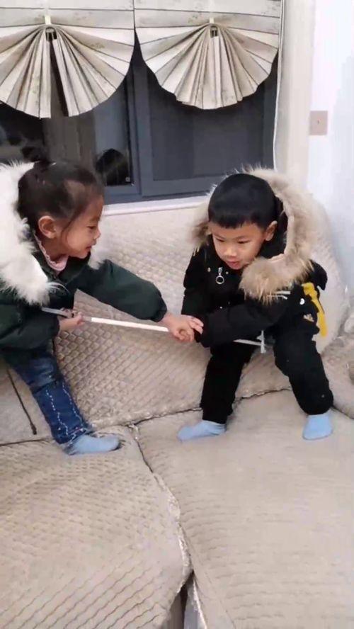 姐弟干架爸妈吃瓜,姐弟干架现场