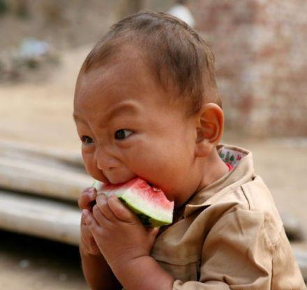 梦见给男孩子割了小瓜吃,割瓜食子，探寻男孩成长的神秘寓言