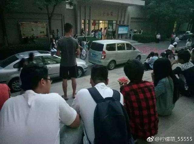 在表白现场吃瓜,吃瓜群众围观奇观